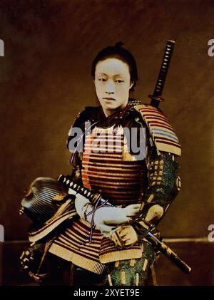 Porträt von Samurai in Rüstung 1873-1875 von Suzuki Shin`ichi I. His ist ein handkoloriertes japanisches Schwarzweißfoto vom späten 19. Bis zum Anfang des 20. Jahrhunderts. Es handelt sich um ein Vintage-Albumenfoto, digital verbessert. Japanisches handkoloriertes Schwarzweißfoto Japan Ende des 19. Jahrhunderts – Anfang des 20. Jahrhunderts Vintage-Albumenfotografie ( Historic History ) digital verbesserte Reproduktion. Stockfoto